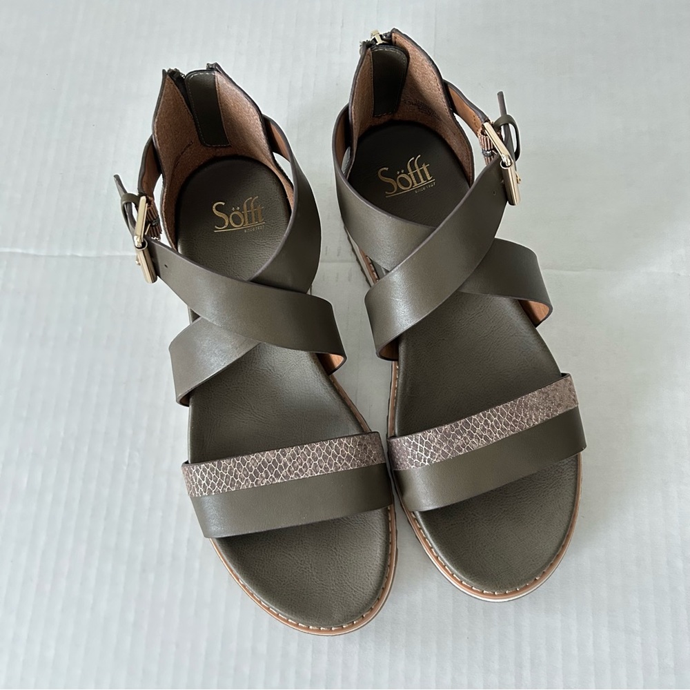 Soft Fiorella Leather Sandals in Olive